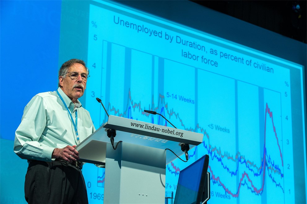 Peter A. Diamond holding his lecture "Unemployment" at the 5th Lindau Meeting on Economic Sciences.