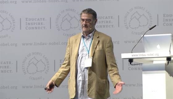Serge  Haroche (2013) - Controlling Photons in a Box and Exploring the Quantum to Classical Boundary