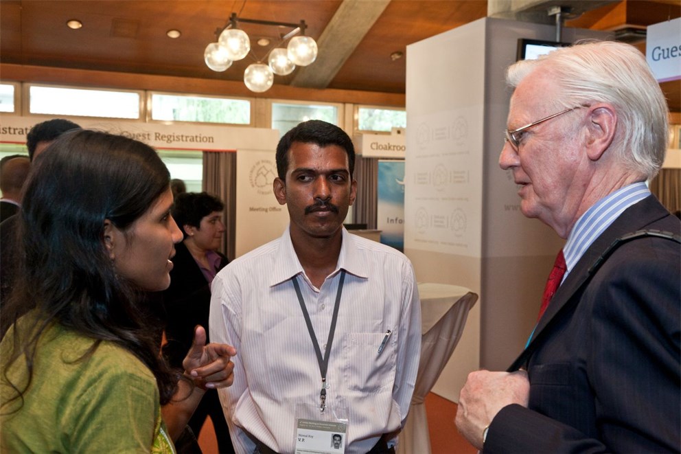 Laureate Sir James Mirrlees discussing with young researchers