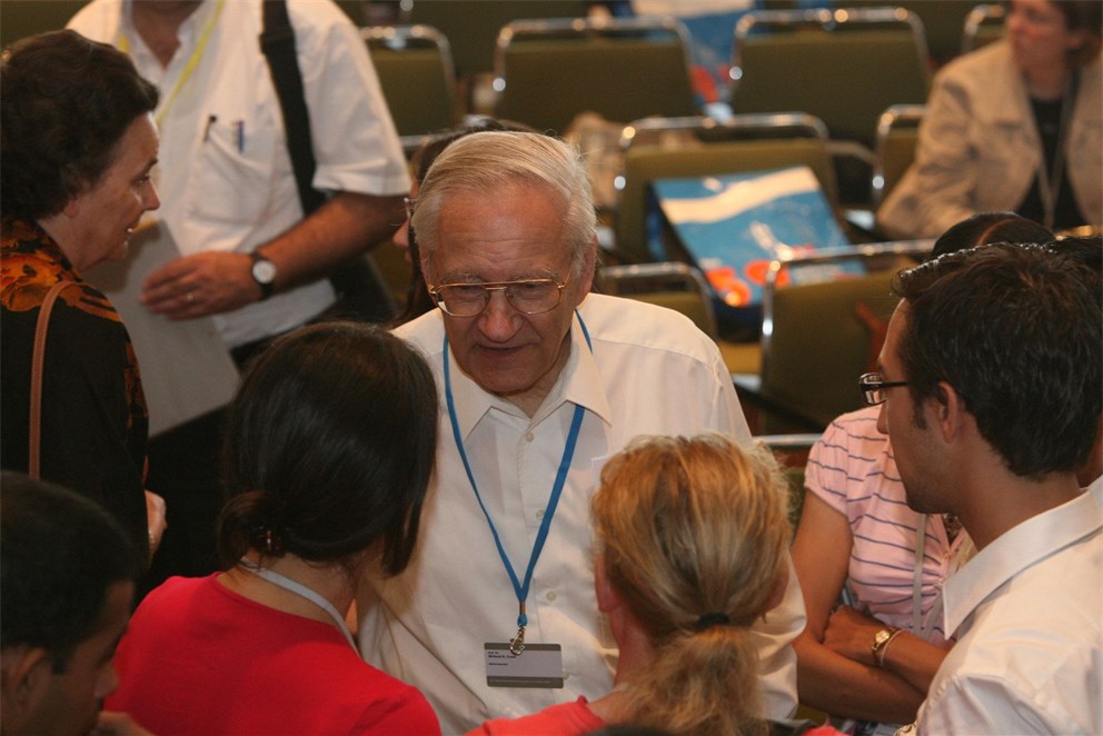 Laureate Richard Ernst discusses with young researchers
