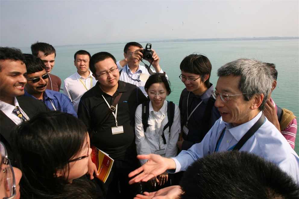 Laureate Roger Tsien in discussion with young researchers