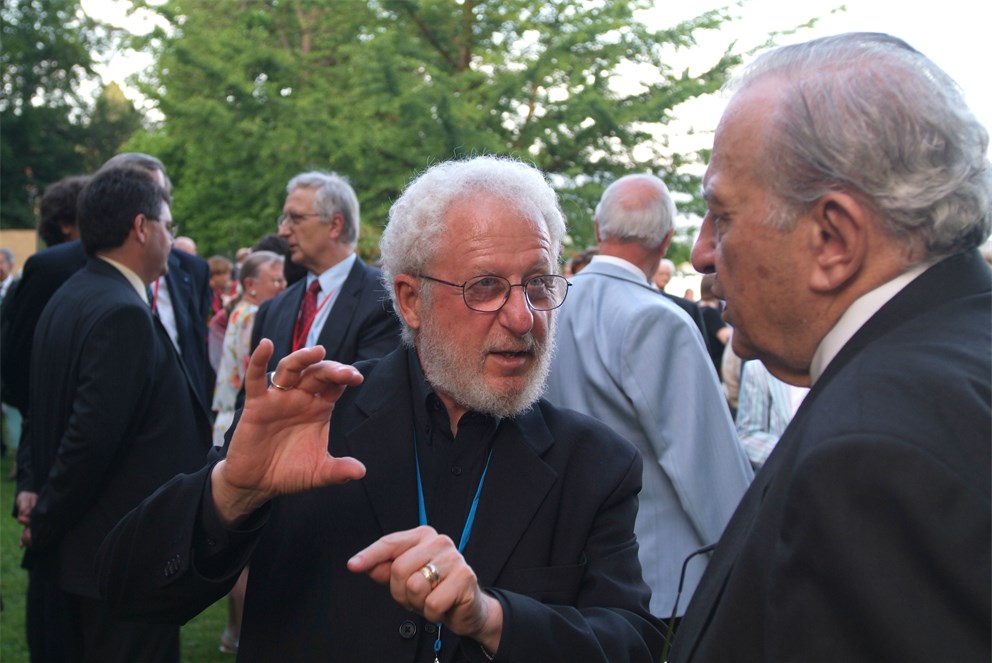 Chemistry Laureate Alan Heeger (2000) and Physiology/Medicine Laureate Werner Arber (1978) exchange their ideas