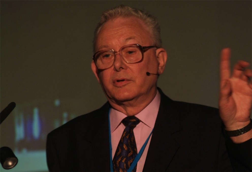 Sir Peter Mansfield (Laureate, Physiology/Medicine 2003) lecturing on "Real Time MRI: Eco-Planar Imaging"
