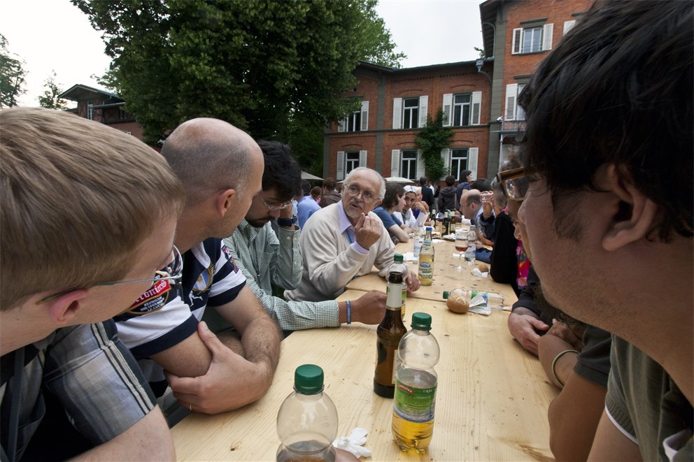 Laureate Mario Molina discussing with young researchers during the social evening event "Grill&Chill"
