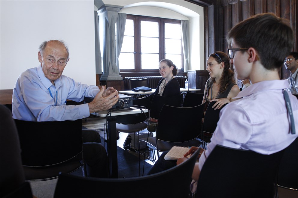 Laureate Dudley Herschbach (Chemistry, 1986) leads a discussion with young researchers