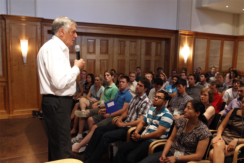 Laureate Dan Shechtman (Chemistry, 2011) in discussion with young researchers