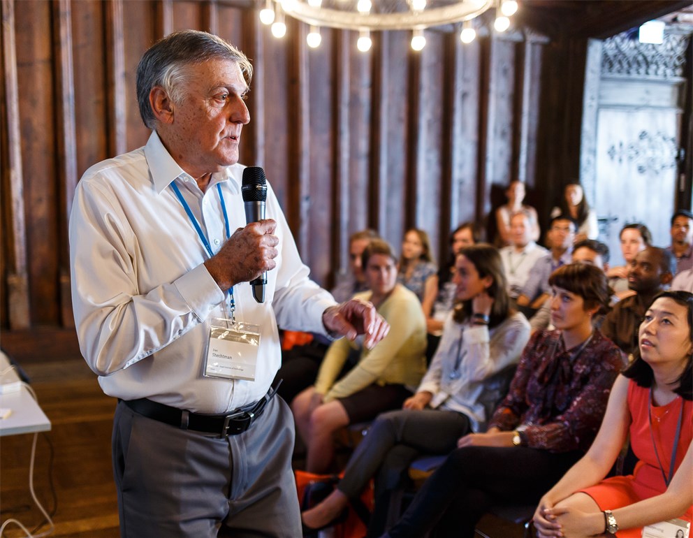 Dan Shechtman holding a discussion session with young researchers.