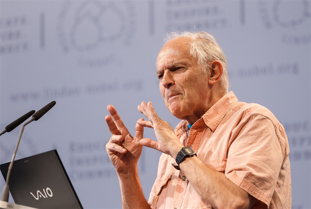 Sir Harold Kroto delivering his lecture. 