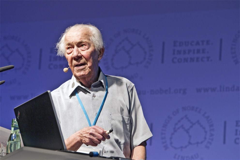 Nobel Laureate Christian René de Duve discusses the future of life 