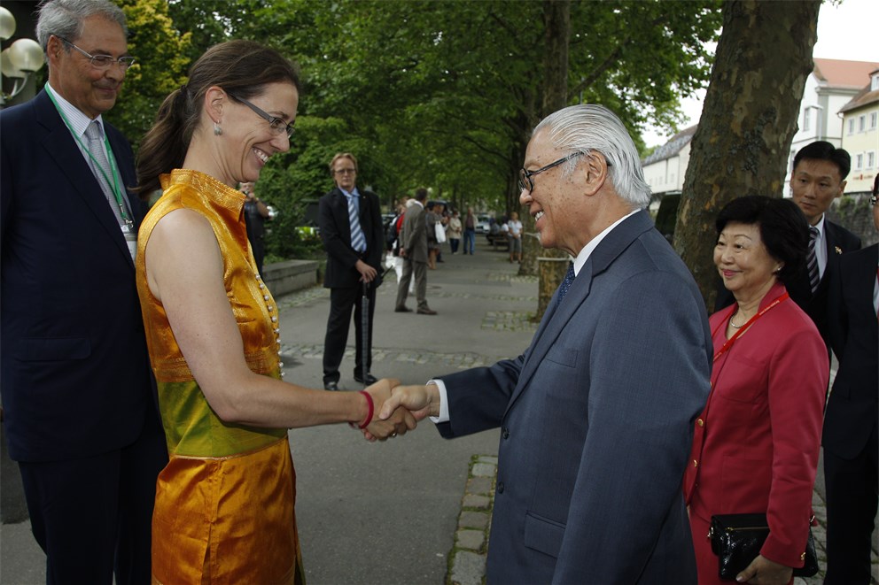 Countess Bettina Bernadotte welcomes the President of Singapore, Tony Tan