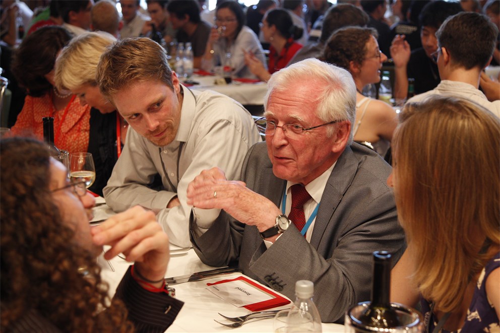 Harald zur Hausen (Laureate Physiology/Medicine, 2008) with young researchers during a social get-together upon invitation of Singapore