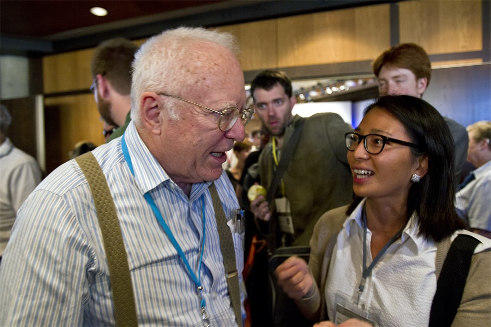 Laureate John Hall (Physics, 2005) discussing with a young researcher