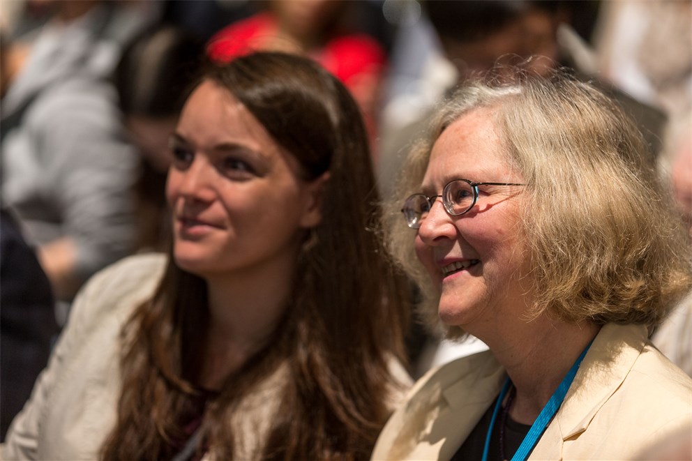 Elizabeth Blackburn next to a young scientist at the 64th Meeting.