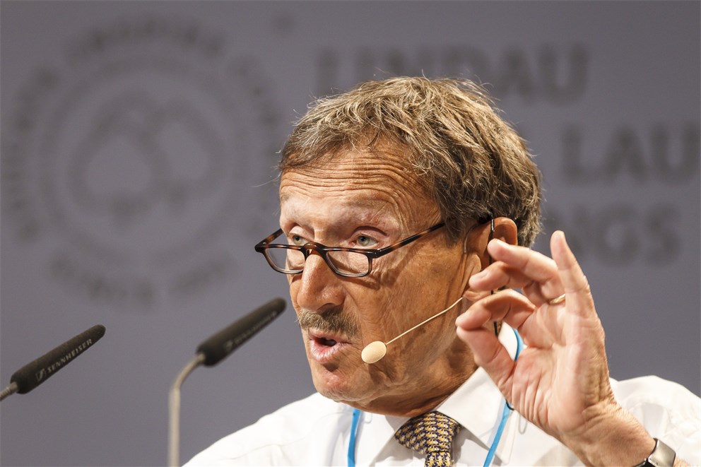 Rolf Zinkernagel holding his lecture "Why Do We Not Have a Vaccine Against HIV or Tuberculosis?".