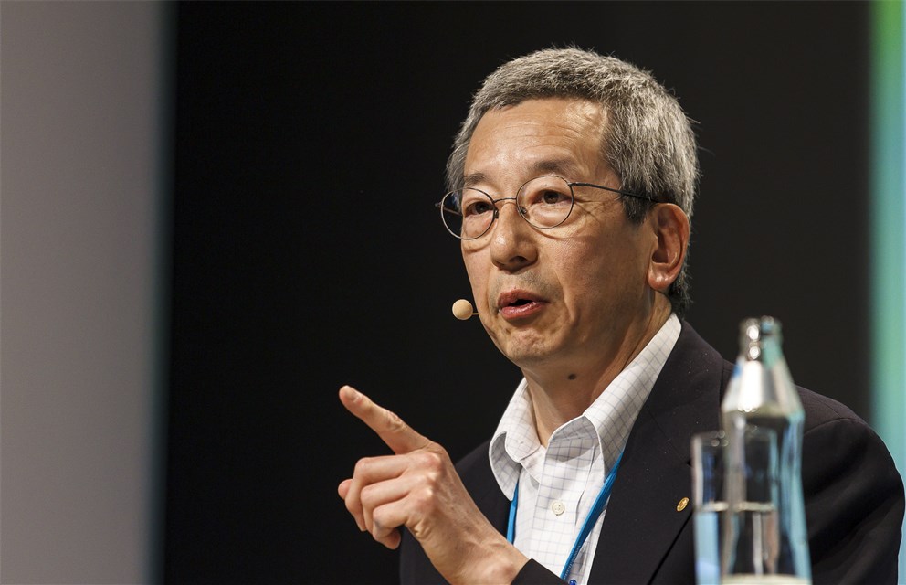 Roger Tsien delivering his lecture "Molecules Against Cancer or for Long-Term Memory Storage" at the 64th Meeting.