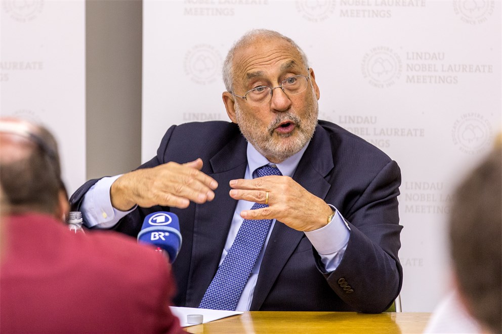 Joseph E. Stiglitz holding a press conference at the 5th Meeting on Economic Sciences.