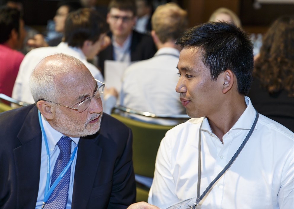 Joseph E. Stiglitz conversing with a young scientist at the 5th Meeting on Economic Sciences.