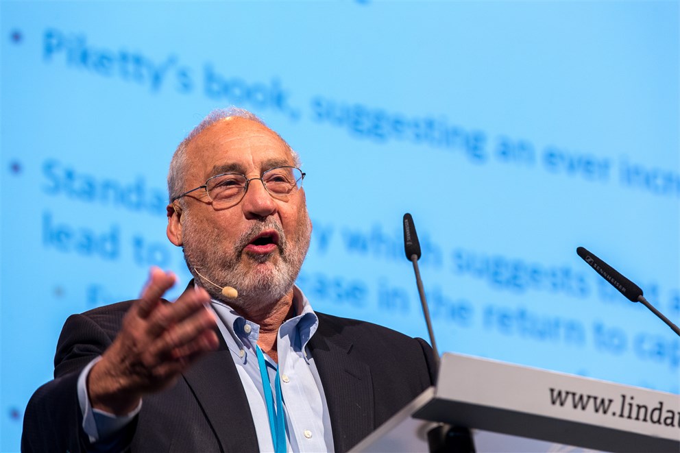 Joseph E. Stiglitz holding his lecture "Inequality, Wealth, and Growth: Why Capitalism is Failing" at the 5th Meeting on Economic Sciences.