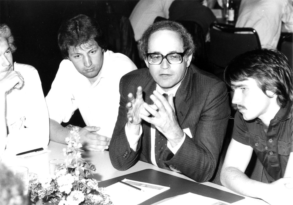 Gerald Edelman discussing with young scientists.
