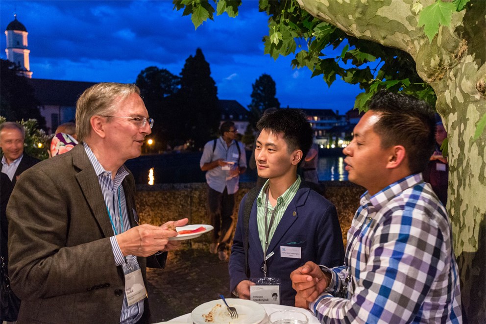 Jack Szostak conversing with young scientists at the 65th Lindau Nobel Laureate Meeting.