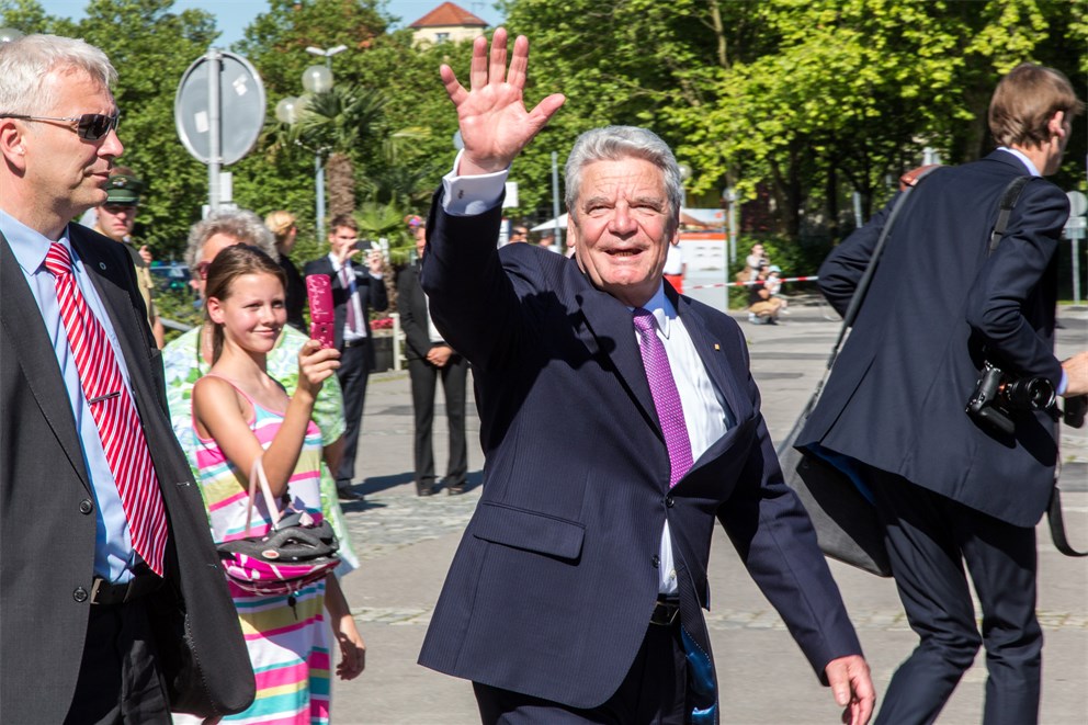 Joachim Gauck saying goodbye visitors and guests of the 65th Lindau Nobel Laureate Meeting.
