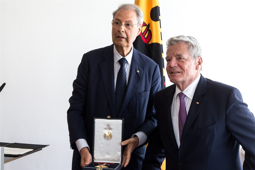 Joachim Gauck together with Wolfgang Schürer receiving the Federal Cross of Merit.