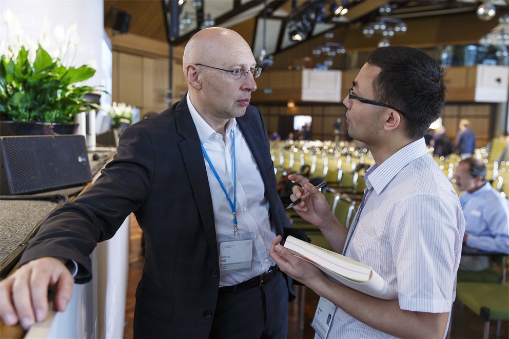 Stefan Hell discussing with a young scientist at the 65th Lindau Nobel Laureate Meeting.