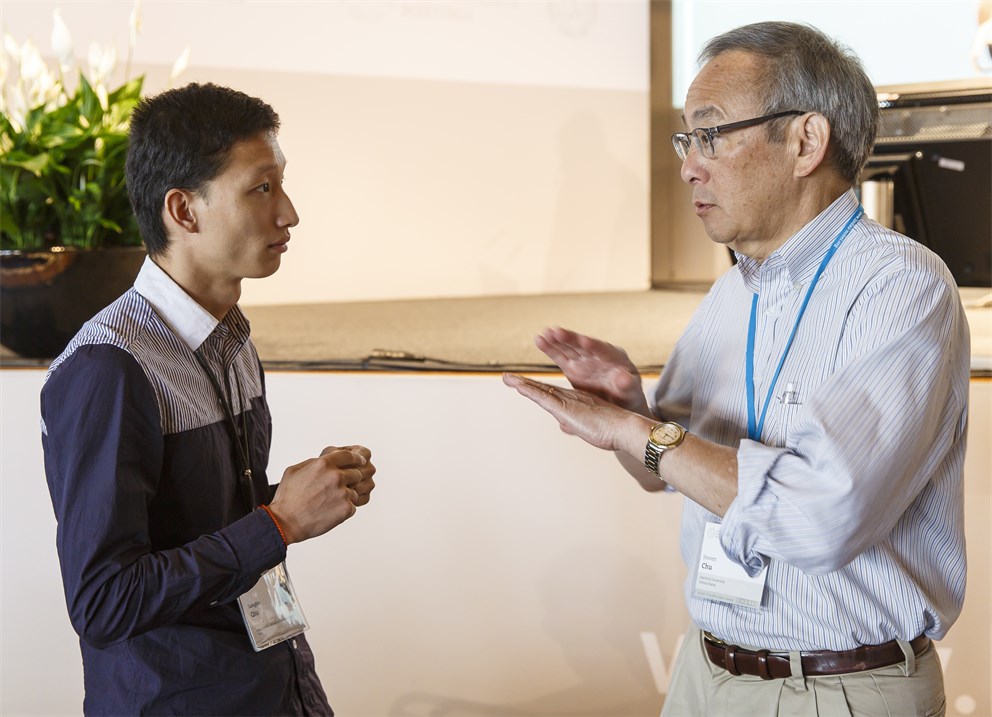 Steven Chu conversing with a young scientist at the 65th Lindau Nobel Laureate Meeting.