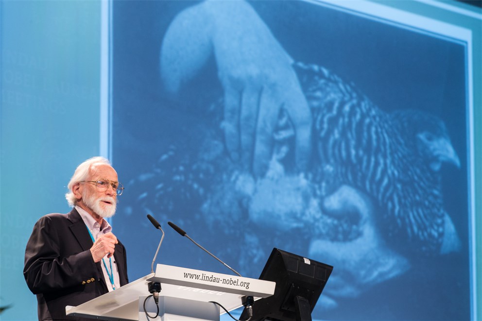 Michael Bishop holding his lecture "A Virus, a Gene and Cancer: An Anatomy of Discovery".