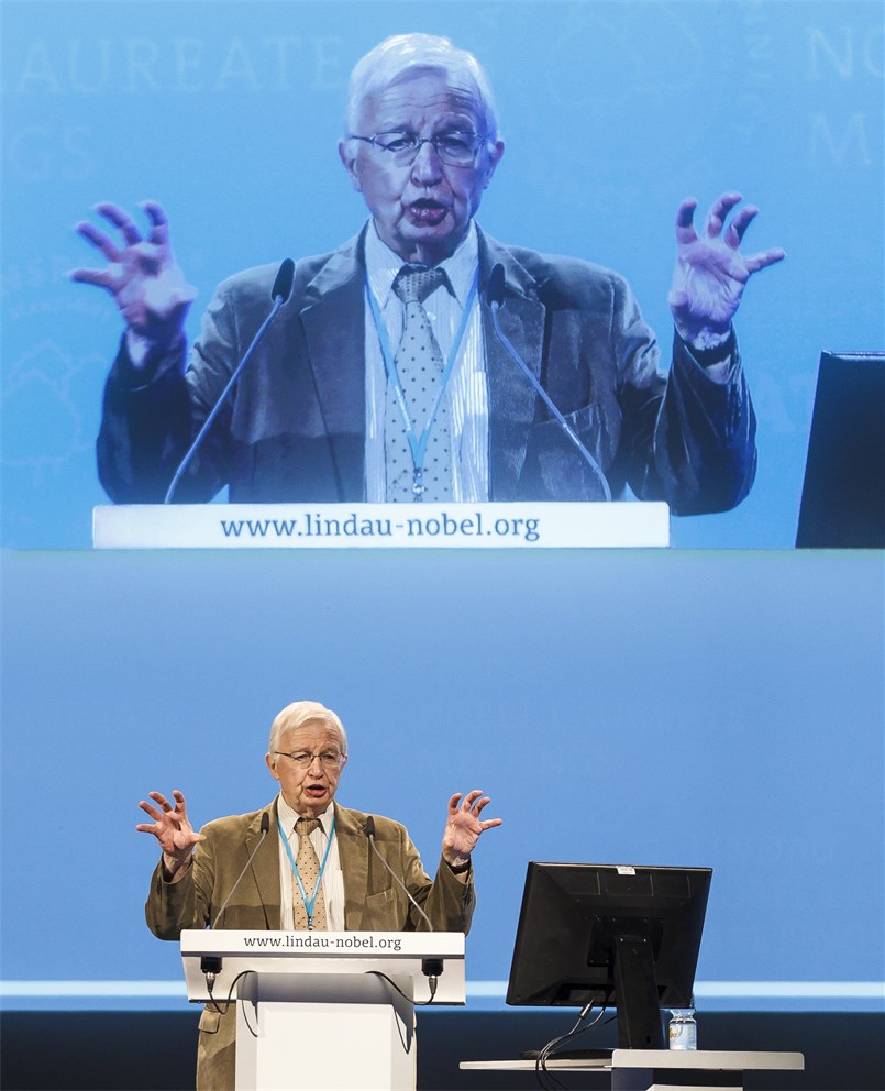 Jean-Marie Lehn holding his lecture "Towards Adaptive Chemistry".
