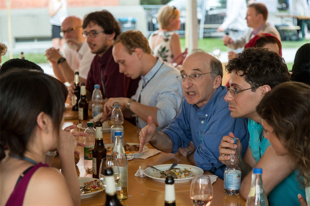 Saul Perlmutter together with young scientists at the social event Grill & Chill.