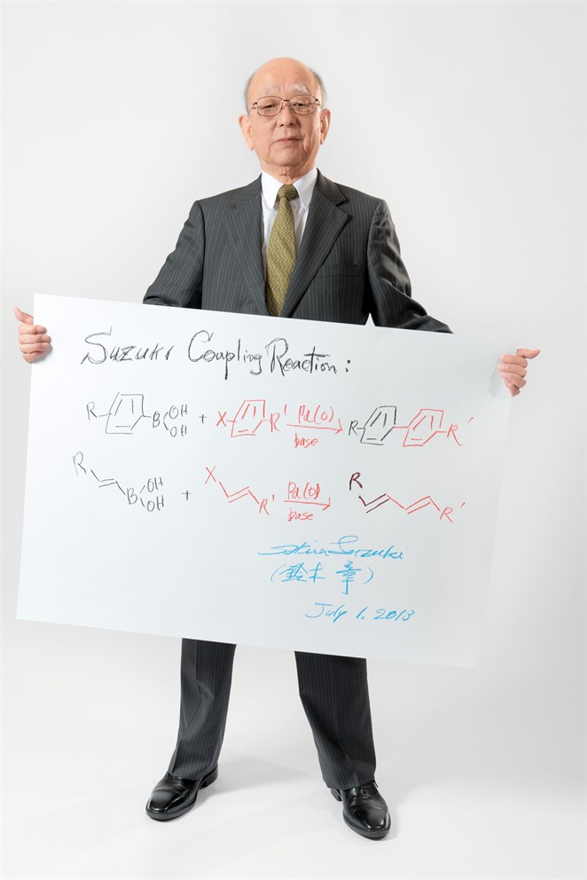 Akira Suzuki with his "Sketch of Science"