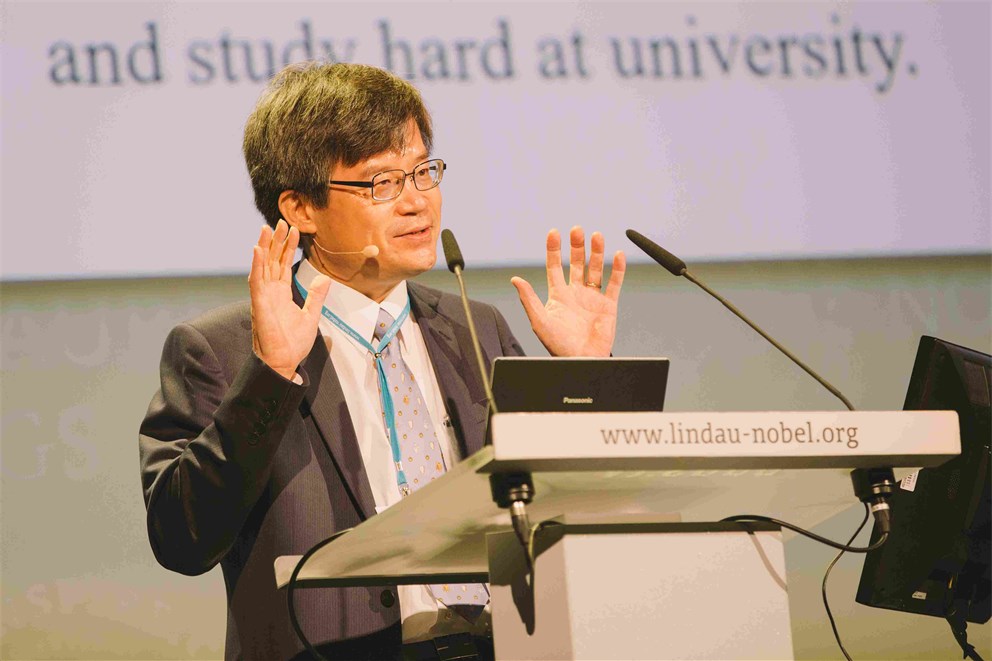 Hiroshi Amano presenting his lecture "Lighting the Earth by LEDs" at the Lindau Nobel Laureate Meeting 2016. 