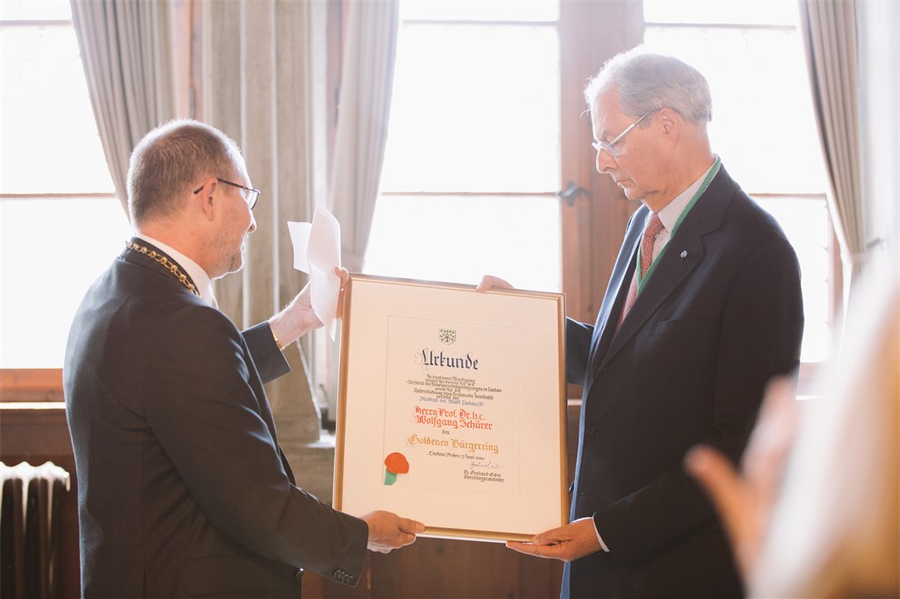 Mayor Gerhard Ecker honouring Wolfgang Schürer in the Lindau City Hall. 