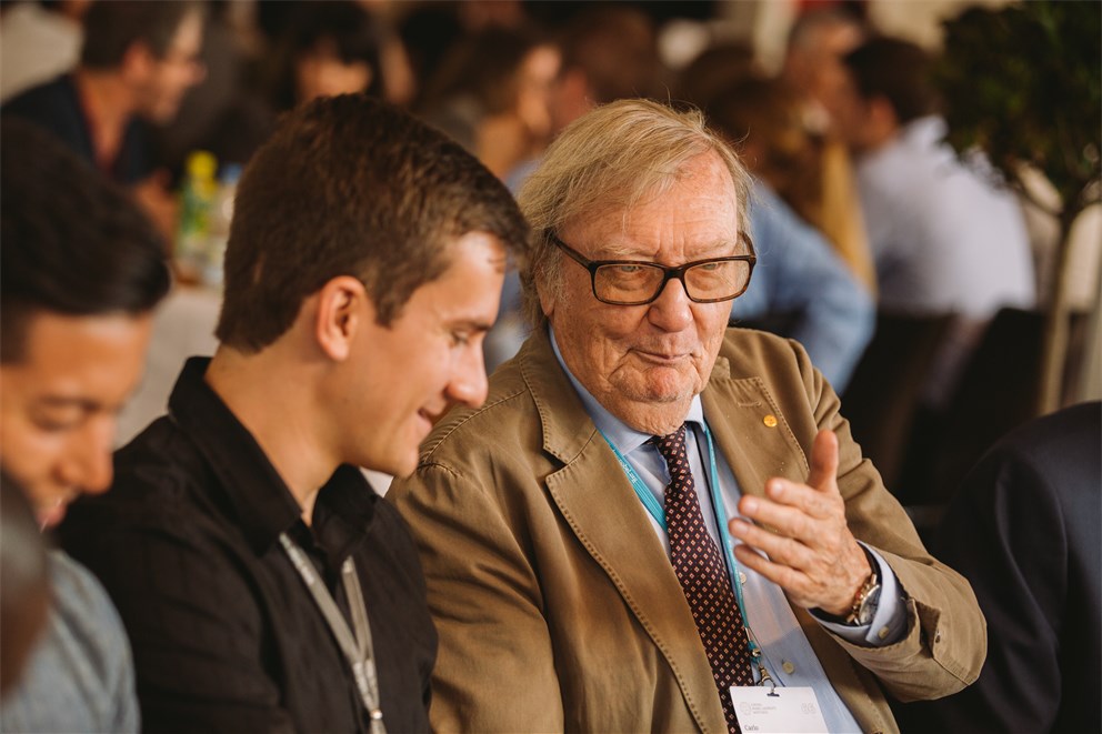 Carlo Rubbia discussing with a young scientist at the 66th Lindau Nobel Laureate Meeting.