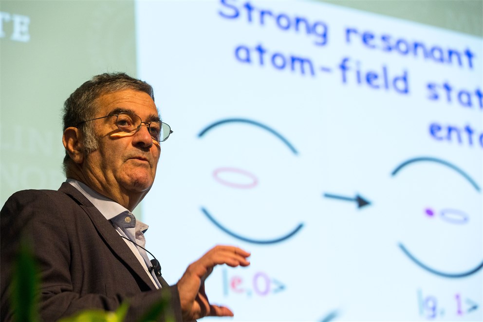 Serge Haroche holding his lecture on "Cavity Quantum Electrodynamics and Circuit QED" at the 66th Lindau Nobel Laureate Meetings.