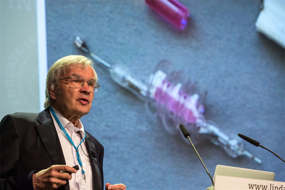 Theodor W. Hänsch delivering his lecture on "Changing Concepts of Light and Matter" at the 66th Lindau Nobel Laureate Meeting.