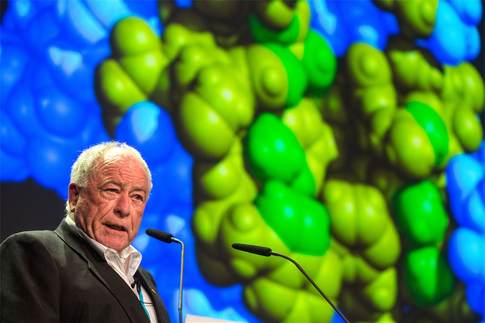 Kurt Wüthrich lecturing on "NMR in Physics, Structural Biology and Medical Diagnosis" at the 66th Lindau Nobel Laureate Meeting.