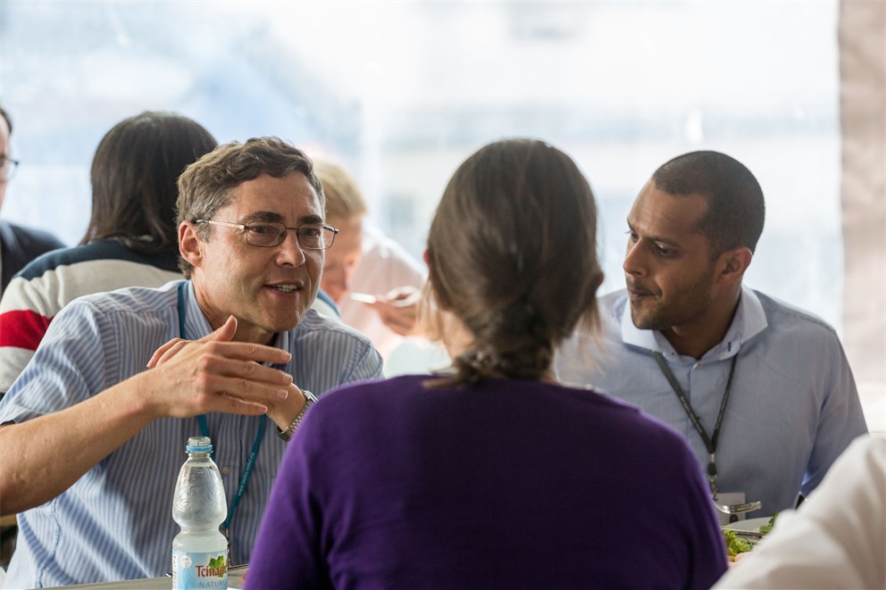 Carl Wieman discussing with young scientists at a social event of the 66th Lindau Nobel Laureate Meeting.