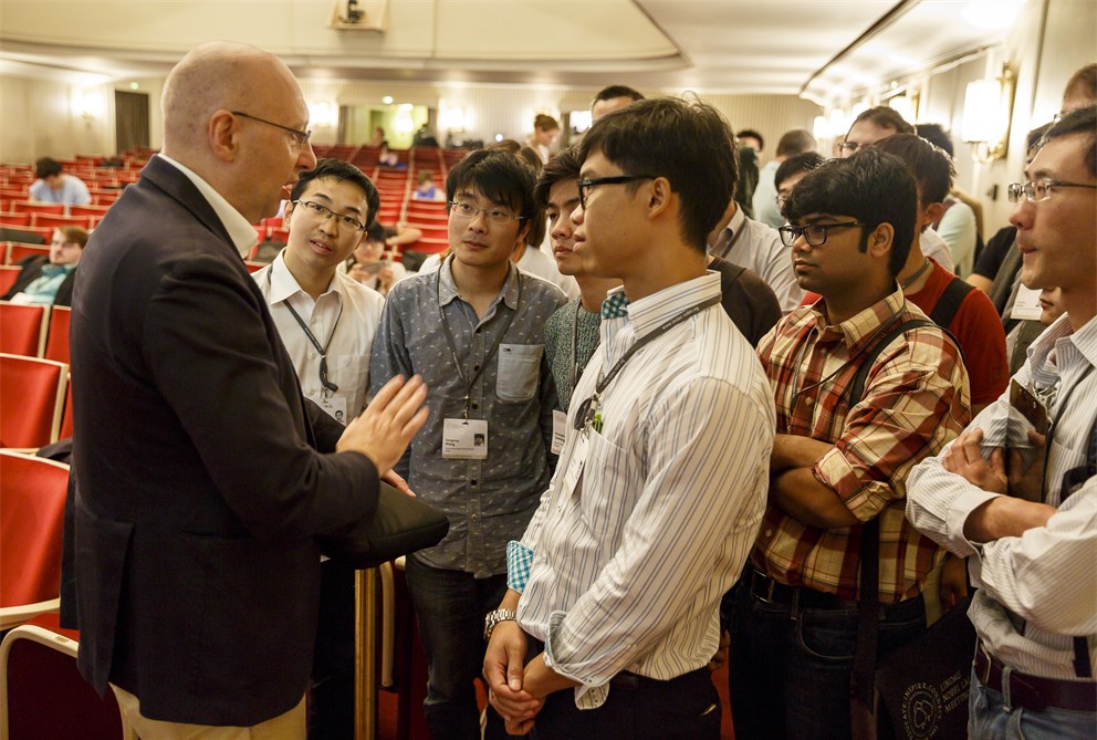 Stefan Hell in discussion with young scientists at the 66th Lindau Nobel Laureate Meeting.