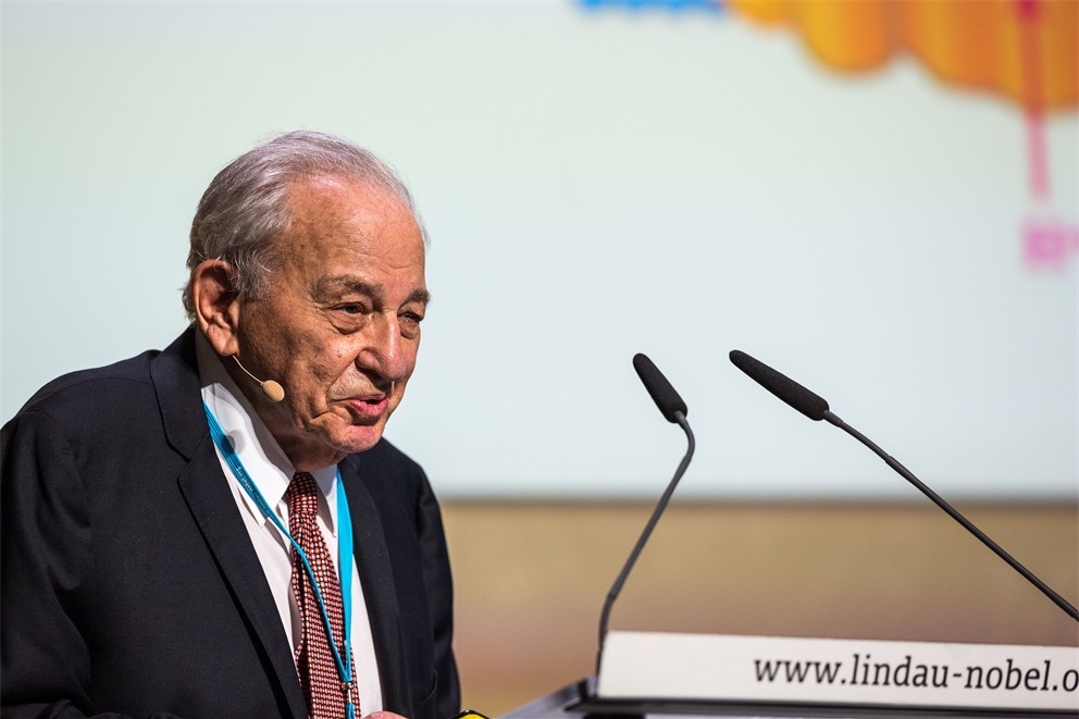 Rudolph Marcus delivering his lecture at the 67th Lindau Nobel Laureate Meeting