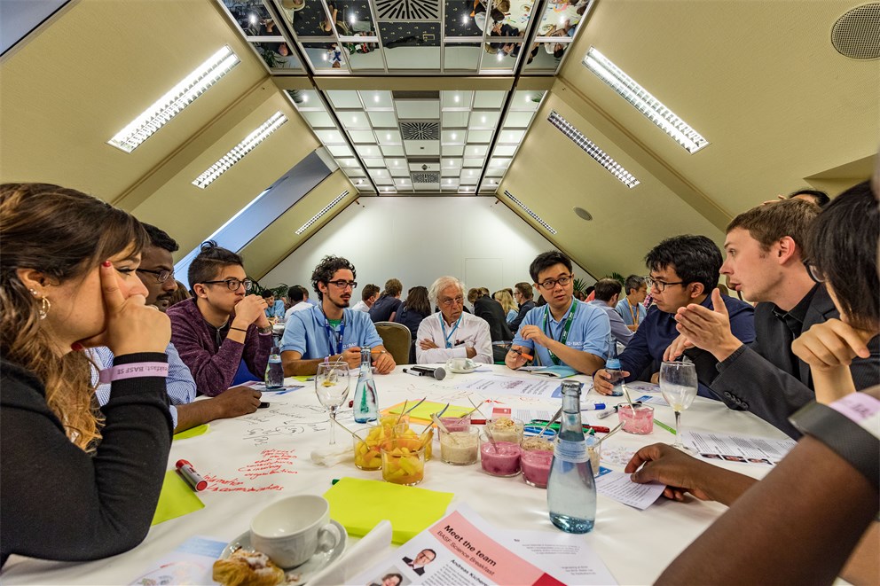 Robert Huber and young scientists at the BASF "World Café" 