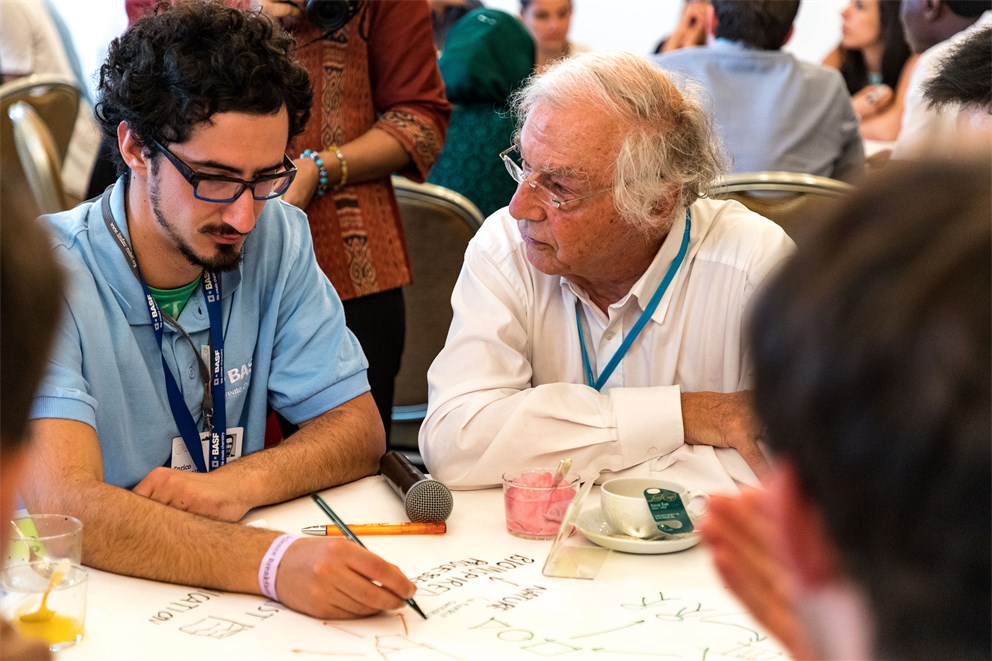 Robert Huber and young scientists at the BASF "World Café"