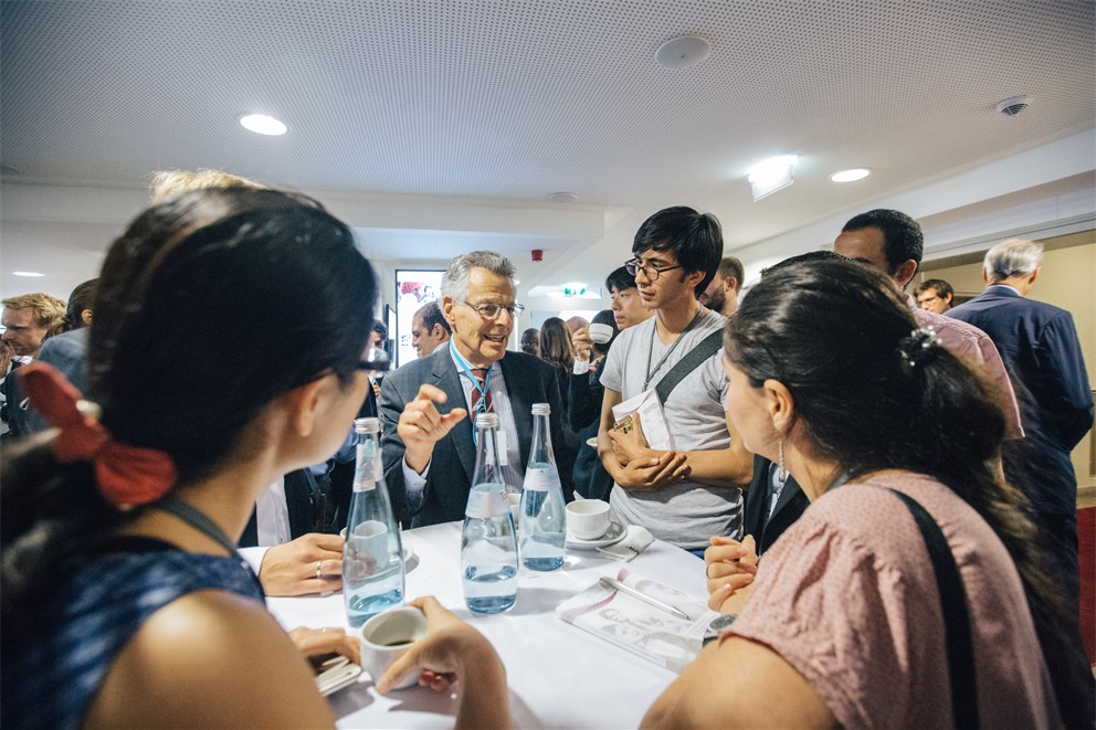 Myron Scholes discussing with young scientists at the 6th Lindau Meeting