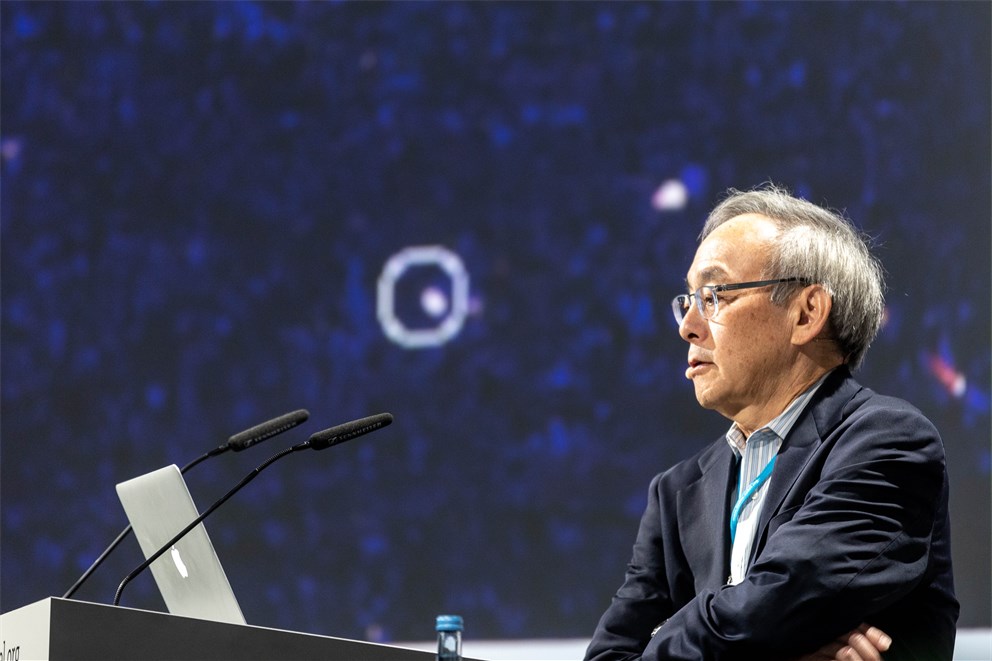 Steven Chu holding his lecture on "Recent Advances in Biomolecular and Biomedical Imaging"