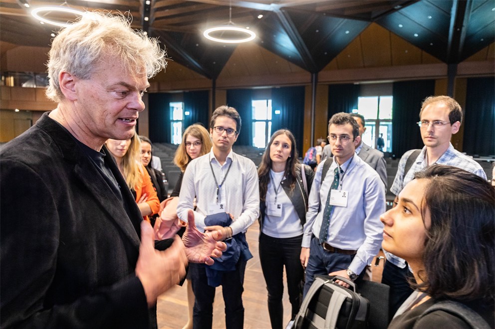 Edvard Moser talking to young scientists at the 68th Lindau Nobel Laureate Meeting