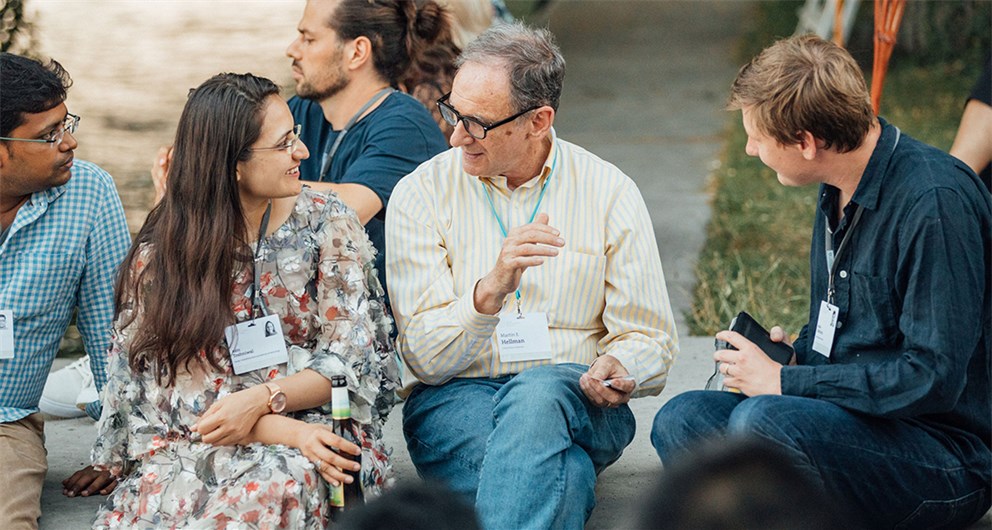 Martin Hellman in a conversation with young scientists during Grill & Chill