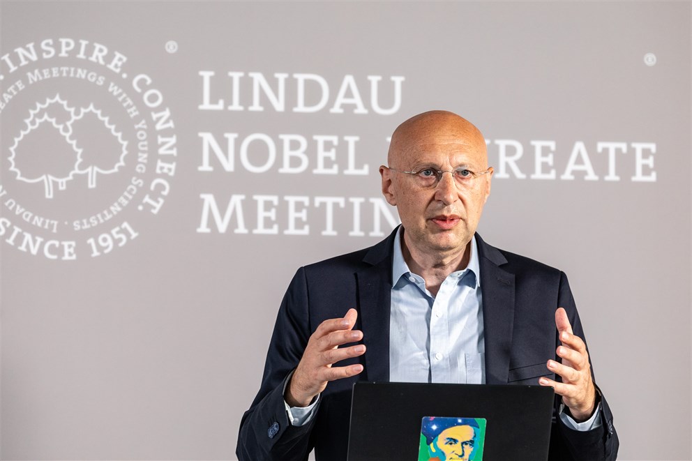 Stefan Hell taking part in his agora talk "Pushing the Limits of Microscopy" at the 70th Lindau Nobel Laureate Meeting.