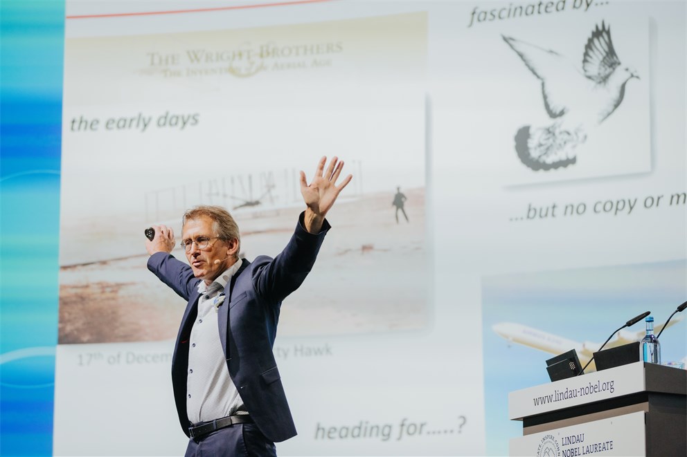 Ben Feringa holding his lecture "The Joy of Discovery".