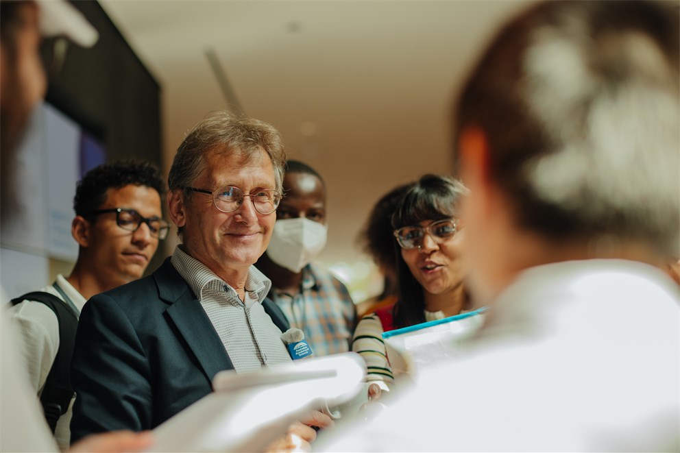 Ben Feringa conversing with young scientists. 